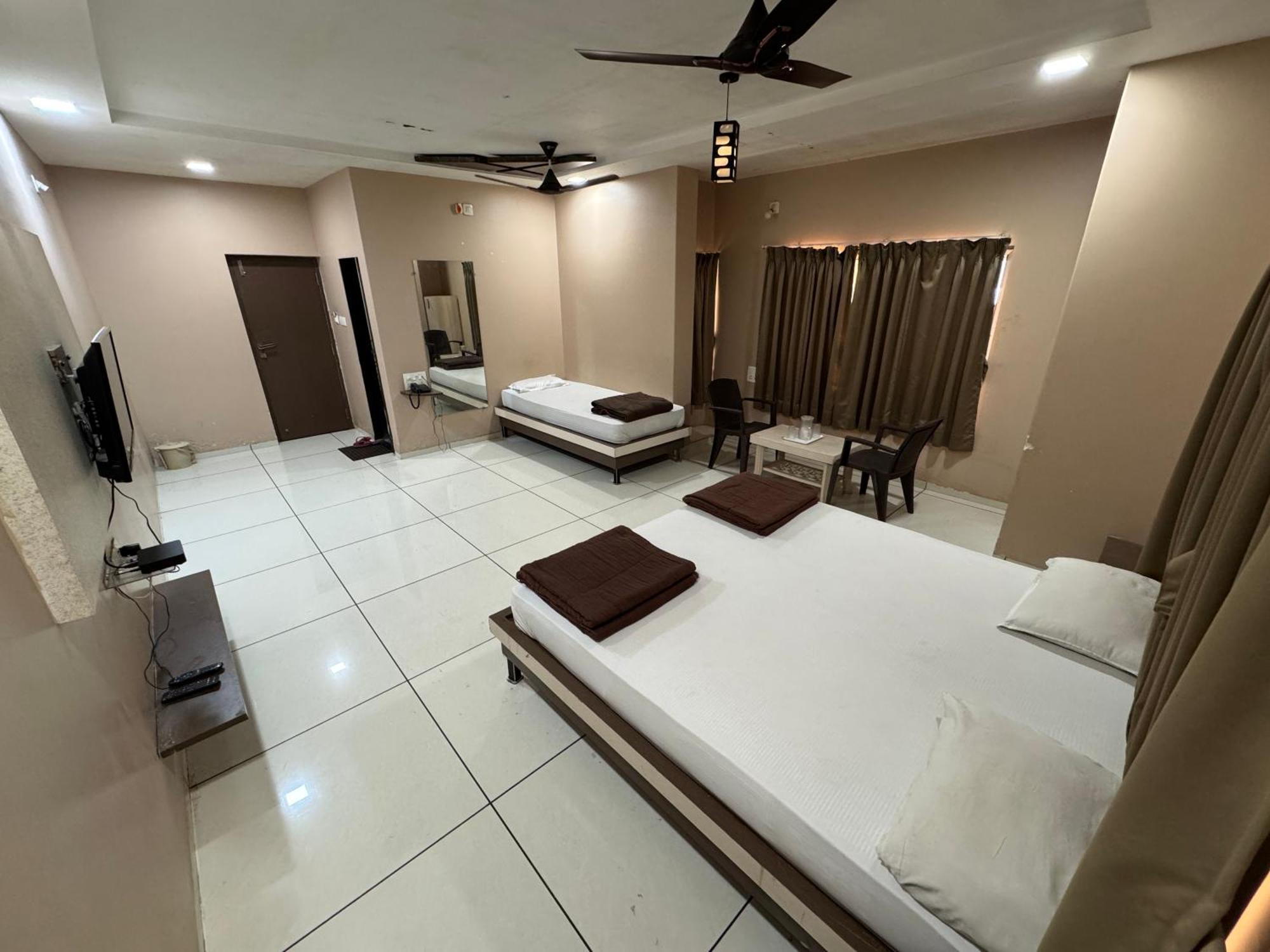 Hotel Bluediamond Bardoli 외부 사진